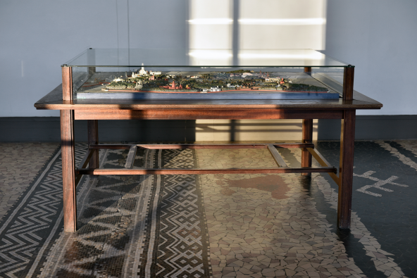 Mobilier Table vitrine © Ph. Lebruman 2020