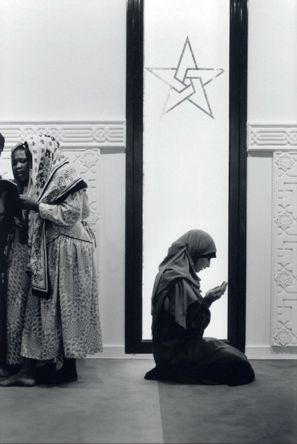 Femme priant dans la nouvelle mosquée de Lyon, Abbas