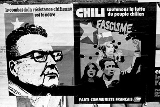 Affiche du Parti communiste français pour le Chili, avec, à gauche, le portrait du président de la République chilien Salvador Allende Gossens (1908-1973), 1973. © Roger-Viollet 